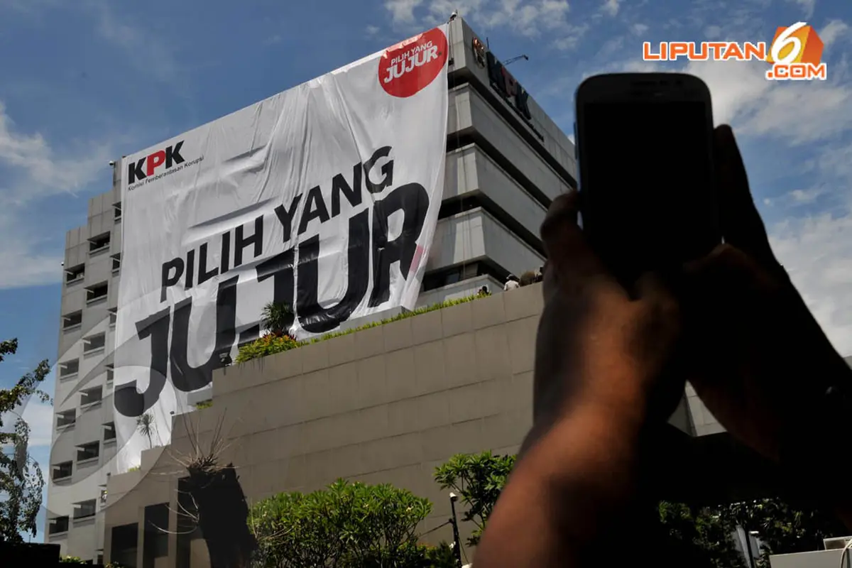 [FOTO] Spanduk Raksasa Ini Tutupi Gedung KPK