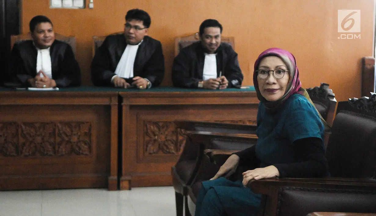 Terdakwa kasus dugaan penyebaran berita bohong Ratna Sarumpaet menjalani sidang lanjutan di PN Jakarta Selatan, Selasa (12/3). Sidang mendengarkan tanggapan JPU atas nota keberatan yang disampaikan pengacara Ratna. (Liputan6.com/Herman Zakharia)