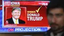 Layar televisi memperlihatkan kemenangan Donald Trump di sebuah kios perlengkapan memasak di Afghanistan, Rabu (9/11). (AP Photo / Rahmat Gul)