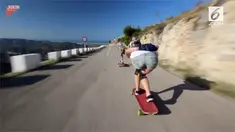 Rekaman dua wanita ngebut dengan skateboard menjadi viral di media sosial.