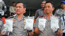 Kapolda Metro Jaya, Irjen Pol Moechgiyarto menunjukan barang bukti sabu saat rilis di Mapolda Metro, Jakarta, Senin (23/5). Polda Metro berhasil ungkap jaringan narkotika dari 5 kelompok berbeda dengan barang bukti 65 kg sabu. (Liputan6.com/Yoppy Renato)