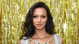 Model Victoria's Secret, Lais Ribeiro mengenakan Champagne Nights Fantasy Bra di New York, Rabu (1/11). Champagne Nights Fantasy Bra itu dihias dengan berlian, safir kuning, dan topaz biru. (Evan Agostini/Invision/AP)