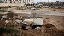Banyak pemakaman rusak saat tentara Israel melakukan serangan darat. Jejak kendaraan yang lebar dan dalam bersilangan melintasi makam-makam atau kuburan dengan gundukan tanah. (AP Photo/Mohammed Dahman)