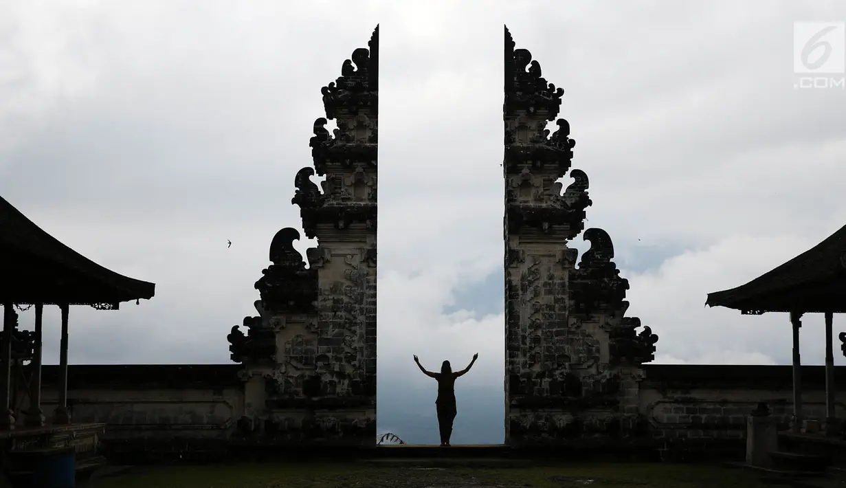 <p>Wisatawan berkunjung ke Pelataran Agung Pura Lempuyang, Karangasem, Bali, Kamis (7/12). Erupsi Gunung Agung menyebabkan sejumlah destinasi wisata di kawasan Bali Timur mengalami penurunan jumlah wisatawan. (Liputan6.com/Immanuel Antonius)</p>