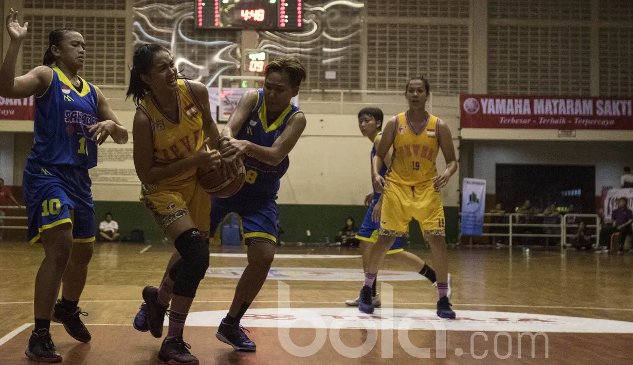 Pebasket Surabaya Fever, Olivia Hadinata, berebut bola dengan pebasket Sahabat Semarang pada final Sahabat Cup 2017 di GOR Sahabat, Semarang, Sabtu (22/4/2017). Sahabat kalah 61-71 dari Fever. (Bola.com/Vitalis Yogi Trisna)