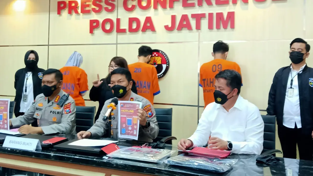 Polda Jatim menangkap 3 pegawai pinjol yang ancam nasabah. (Dian Kurniawan/Liputan6.com)