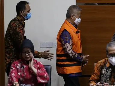 Hakim Agung, Sudrajad Dimyati (rompi oranye) saat dihadirkan saat rilis penetapan penahanan di Gedung KPK Jakarta, Jumat (23/9/2022). KPK resmi menahan Hakim Agung, Sudrajad Dimyati sebagai tersangka suap penanganan perkara di Mahkamah Agung (MA). (Liputan6.com/Helmi Fithriansyah)