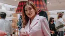 <p>Michimomo mengkoordinasikan tas Kate Spade New York favoritnya dengan gayanya yang khas. Michimomo memamerkan tas Sam Icon berwarna pink dengan padu padan set blazer yang cocok untuk office look. Foto: Instagram.</p>