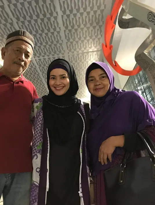 Penyanyi 43 tahun itu mengatakan, bahwa salah satu tantangan terberatnya adalah pekerjaannya. Bahkan, ia mengaku sempat membukanya kembali lantaran tuntutan pekerjaan. (Instagram/ikkenurjanah0518)