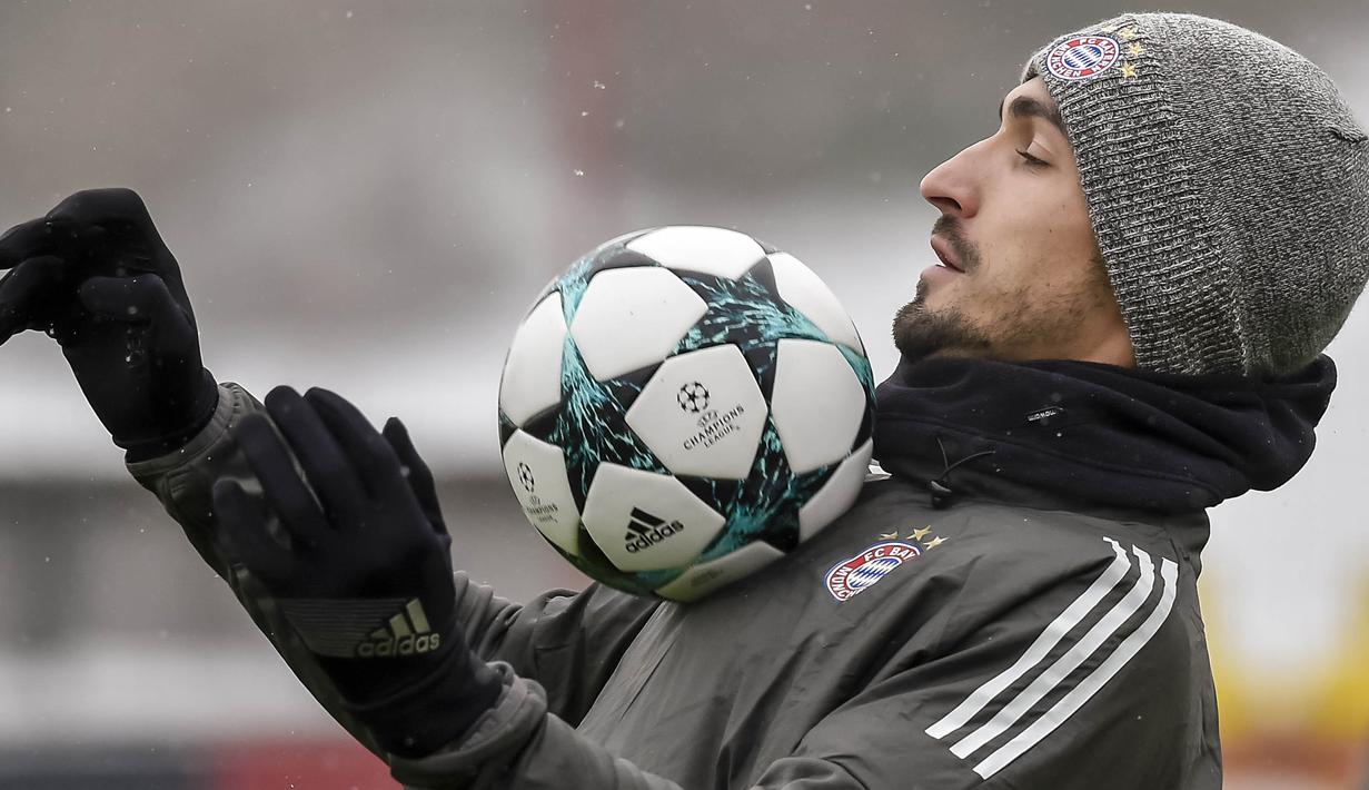 Bek Bayern Munchen, Mats Hummels, mengontrol bola saat latihan di Munchen, Senin (4/12/2017). Munchen bersiap jelang laga big match Liga Champions melawan PSG. (AFP/Guenter Schiffmann)