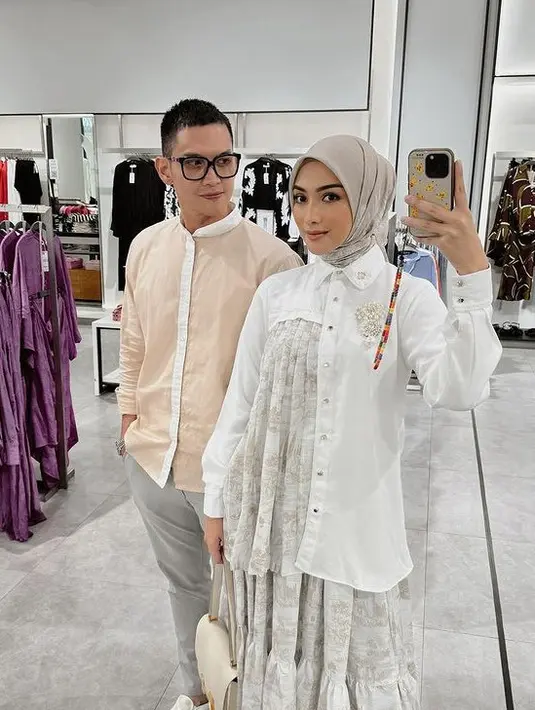 Citra Kirana mengenakan atasan putih dengan satu sisi pleated print yang serasi dengan rok panjang rufflenya. [@citraciki]