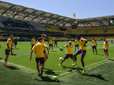 Para pemain Fiorentina melakukan pemanasan saat sesi latihan menjelang Final UEFA Conference League 2023/2024 melawan Olympiakos FC di Stadion Aghia Sophia, Athena, 28 Mei 2024. (Aris Messinis/AFP)