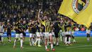 Para pemain Fenerbahce merayakan kemenangan atas Feyenoord pada laga leg kedua putaran ketiga kualifikasi Liga Champions 2025/2026 di Fenerbahçe Sükrü Saracoglu Sport Complex, Istanbul, Turki, Selasa (12/08/2025) waktu setempat. (AFP/Ozan Kose)