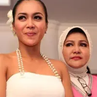 Selama proses perceraian, Denada tidak bisa lepas dari sosok ibunya, Emilia Contessa . Tetapi ia tidak bisa menceritakan segala hal, karena ia sering memergoki ibunya menangis.  Selain itu, ibunya menyuruh Denada untuk menikah 