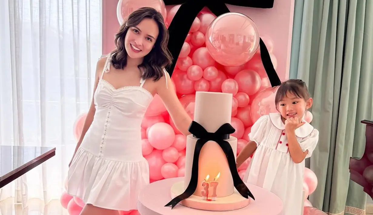 Ulang tahun Shandy Aulia kini pun tampak berbeda. Pasalnya, dirinya terlihat hanya merayakan ulang tahun berdua dengan sang putri, Claire.(Liputan6.com/IG/@shandyaulia)