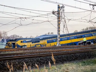 Layanan darurat bekerja di lokasi kereta yang tergelincir di Voorschoten, pada 4 April 2023. (Remko de Waal/ANP/AFP)