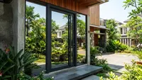 8 Model Pintu Depan Rumah dengan Kaca yang Tetap Menjaga Privasi, Terang Alami