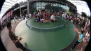 Meja pingpong bundar menjadi arena favorit yang dimainkan anak-anak. (Bola.com/Arief Bagus)