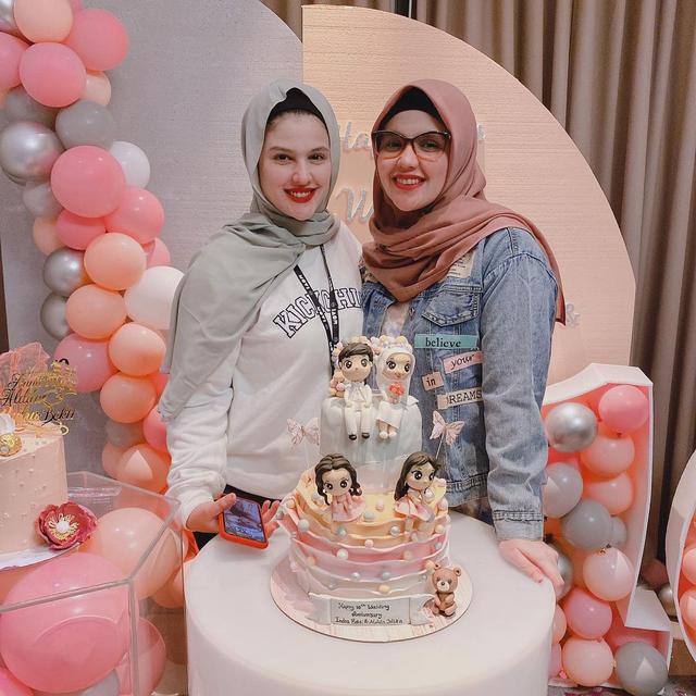 Bersaudara, Ini 6 Potret Kebersamaan Istri Indra Bekti dan Komo Ricky