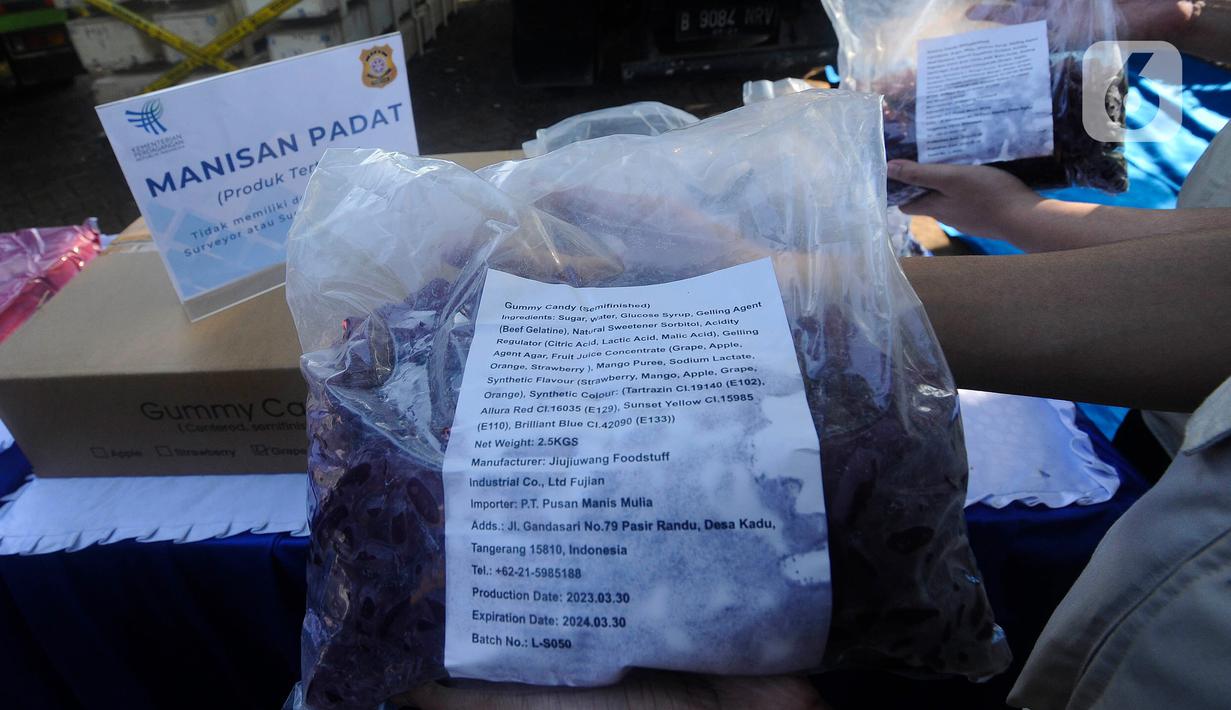 Barang tersebut terdiri atas produk perdagangan seperti jamu, bahan makanan, parfum, produk kesehatan hingga tembaga. (merdeka.com/Arie Basuki)