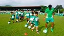 Dimas Drajad (kanan) memberikan football clinic kepada lebih dari 150 anak-anak usia sekolah dasar di stadion Mini Universitas Sumut, Minggu (14/2/2016). Football clinic merupakan salah satu kegiatan di MILO Football Championship 2016. (Foto:Istimewa)