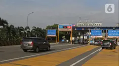 Sejumlah kendaraan roda empat melintas masuk ke gerbang tol Bekasi Barat 1 di Bekasi, Jawa Barat, Rabu (8/4/2020). Gubernur Jawa Barat Ridwan Kamil mengajukan status Pembatasan Sosial Berskala Besar (PSBB) di wilayah Bogor, Depok, dan Bekasi kepada pemerintah pusat. (Liputan6.com/Herman Zakharia)
