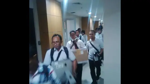 News Flash :Geledah Ruang Milik Haji Lulung Polisi Bawa Sejumlah Dokumen 