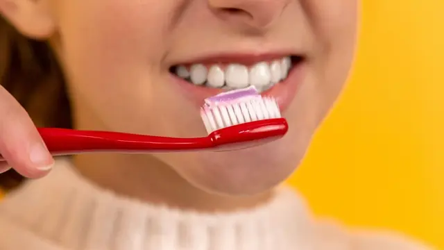Urutan Tepat antara Sikat Gigi, Flossing, dan Menggunakan Obat Kumur
