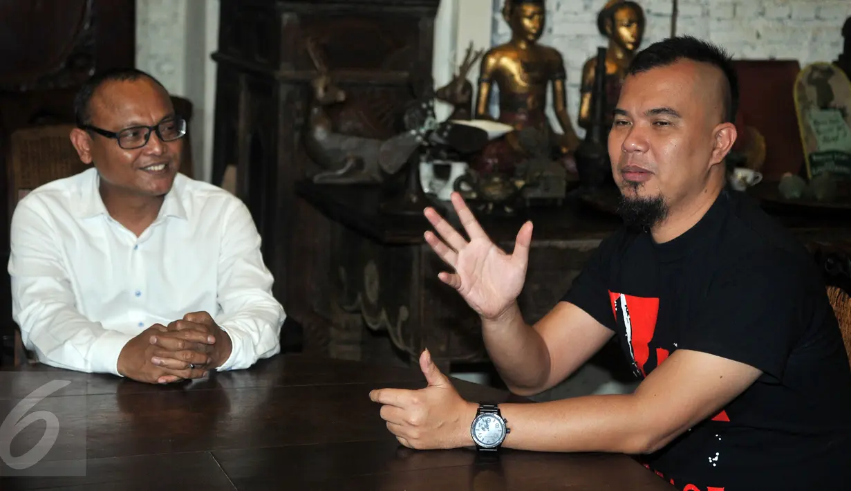 Musisi Ahmad Dhani saat berbincang dengan Ketua Tim Penjaringan Cagub DKI Jakarta dari Partai Gerindra Syarief di kediamannya, Jakarta, Rabu (17/2). Ini dalam rangka pencalonan Ahmad Dhani sebagai Calon Gubernur DKI Jakarta. (Liputan6.com/Johan Tallo)