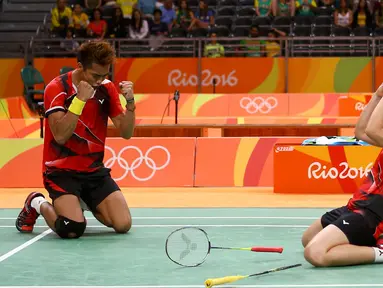 Tontowi Ahmad dan Liliyana Natsir, berselebrasi usai mengalahkan pemain Tiongkok dalam semifinal bulu tangkis Olimpiade Rio 2016, Brasil, Senin (15/8). Kemenangan ini mengantarkan Tontowi-liliyana ke babak final. (REUTERS/Jeremy Lee)