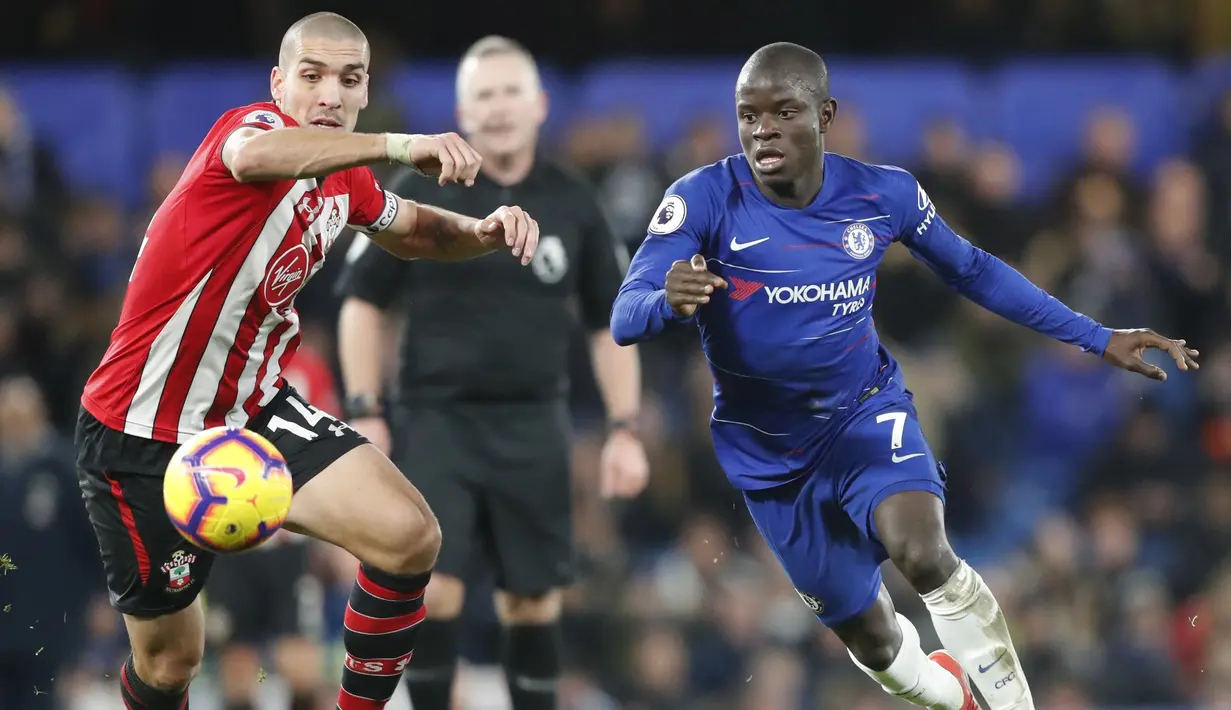 Gelandang Chelsea, N'Golo Kante, berebut bola dengan pemain Southampton, Oriol Romeu, pada laga Premier League di Stadion Stamford Bridge, Kamis (3/1). Kedua tim bermain imbang 0-0. (AP/Frank Augstein)