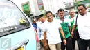 Cawagub DKI Jakarta, Sandiaga S Uno (kedua kiri) usai melakukan sosialisasi di pasar Blok A dan B Tanah Abang, Jakarta, Senin (26/12). Dihadapan para pedagang, Sandi mensosialisasikan beberapa program andalannya. (Liputan6.com/Helmi Fithriansyah)