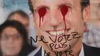 Poster Capres Prancis,  Emmanuel Macron terlihat rusak di Paris, Selasa (2/5). Sejumlah poster capres Prancis lainnya juga tampak rusak yang diduga dilakukan oleh orang yang tidak suka dengan mereka. (AFP PHOTO / JOEL SAGET)