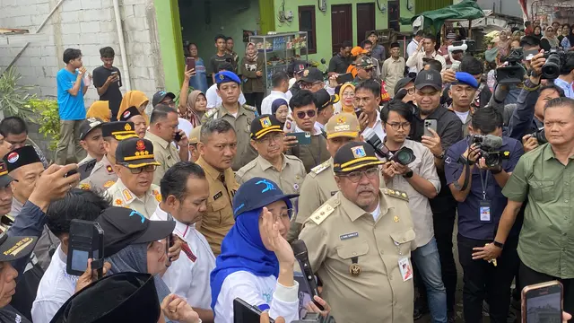 Wakil Gubernur (Wagub) Jakarta Rano Karno atau Doel saat meninjau Kali Krukut di kawasan Cilandak, Jakarta Selatan pada, Jumat (21/2/2025).