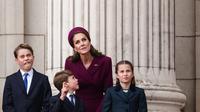 Putri Charlotte, Pangeran George, dan Pangeran Louis menghadiri acara kerajaan VE Day bersama Kate Middleton di balkon Istana Buckingham. (dok. Adrian DENNIS / AFP)