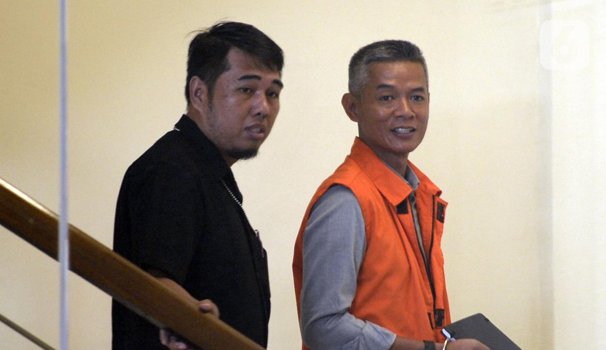 Mantan Komisioner KPU Wahyu Setiawan (kanan) bersiap menjalani pemeriksaan lanjutan penyidik di Gedung KPK, Jakarta, Selasa (17/3/2020). Wahyu Setiawan diperiksa sebagai tersangka terkait kasus dugaan penerimaan hadiah atau janji penetapan anggota DPR Terpilih 2019-2024. (merdeka.com/Dwi Narwoko)