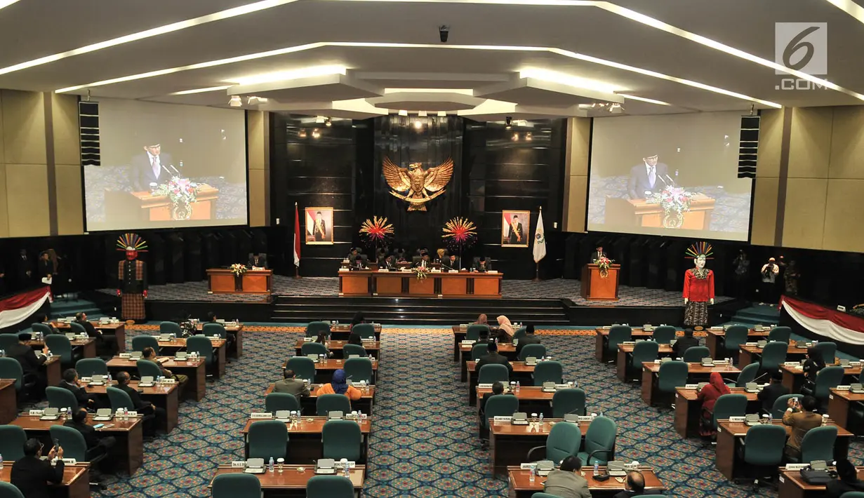 Suasana rapat paripurna pengunduran diri Wakil Gubernur DKI Jakarta Sandiaga Uno di Gedung DPRD DKI Jakarta, Senin (27/8). ).(merdeka/ Iqbal S. Nugroho)