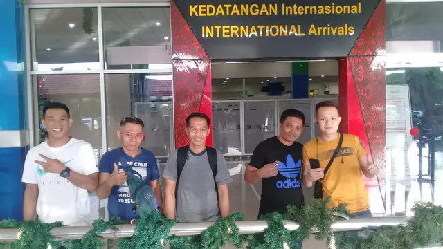 5 WNI asal Sulut dipulangkan di Indonesia setelah sempat ditahan di Filipina melalui Bandara Sam Ratulangi, Manado. (Foto: Liputan6.com/Yoseph Ikanubun)