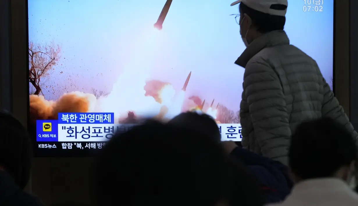 Sebuah layar TV menampilkan gambar peluncuran misil Korea Utara selama program berita di Stasiun Kereta Api Seoul di Seoul, Korea Selatan, Jumat (10/3/2023). Laporan Korea Utara tidak merinci jenis artileri apa yang terlibat dalam latihan pada Kamis (9/3) atau berapa banyak roket yang ditembakkan. (AP Photo/Ahn Young-joon)