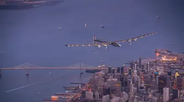 Solar Impulse 2 pesawat bertenaga surya terbang di atas jembatan Golden Gate di San Francisco, California, AS (23/4). Pesawat ini akhirnya tiba di California usai melakukan penerbangan hingga 62 jam dari Hawaii. (Jean Revillard/Solar Impulse/Reuters)