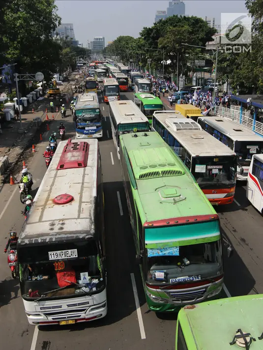 Puluhan bus yang mengangkut buruh memadati Jalan Medan Merdeka Timur, Jakarta, Selasa (1/5). Berdasarkan data kepolisian, sekitar 30 ribu buruh melakukan aksi May Day 2018 di Jakarta. (Liputan6.com/Arya Manggala)