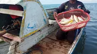 Bagi nelayan tradisional di Barombong, Tamalate, Makassar Sulawesi Selatan, ombak adalah kawan, dan laut merupakan tempat sakral yang perlu dihormati. (Liputan6.com/ Ahmad Yusran)