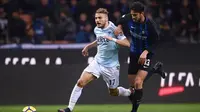 Striker Lazio, Ciro Immobile (kiri), mendapat pengawalan dari bek Inter Milan, Andrea Ranocchia, pada laga Serie A di Giuseppe Meazza, Milan, Sabtu (30/12/2017). (AFP/Marco Bertorello)