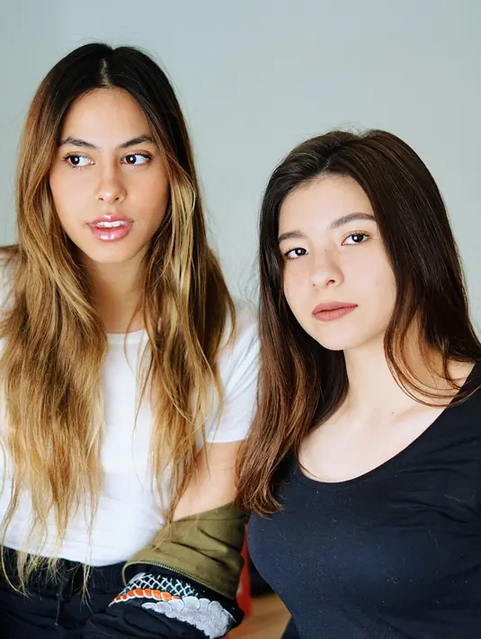 Dengan rambut yang diwarnai, penampilan Valerie Thomas dan Shaloom Razade tampak begitu memesona. (Foto: instagram.com/valerieethomas)