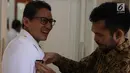 Wakil Gubernur DKI Jakarta terpilih Sandiaga Uno melakukan persiapan sebelum menjalani pemotretan dengan pakaian dinas upacara (PDU) di kawasan Kebayoran Baru, Jakarta Selatan, Kamis (12/10). (Liputan6.com/Pool/Tim Anies-Sandi)