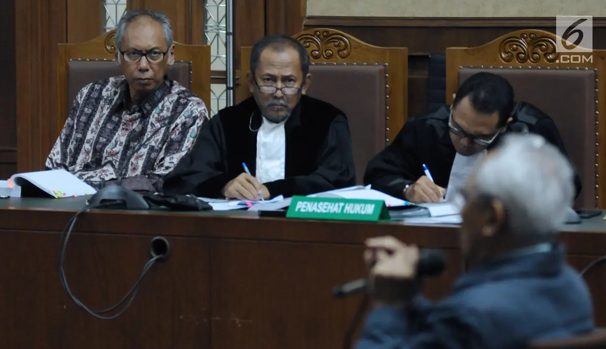 Terdakwa perkara merintangi penyidikan dugaan korupsi E-KTP, Bimanesh Sutarjo (kiri) menyimak keterangan saksi saat mengikuti sidang lanjutan di Pengadilan Tipikor, Jakarta, Senin (16/4). Sidang mendengar keterangan saksi.(Liputan6.com/Helmi Fithriansyah)