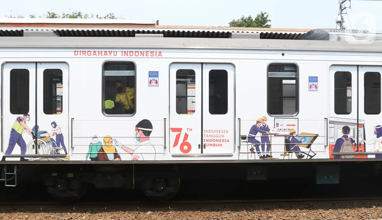 Petugas membersihkan Gerbong KAI Commuter bertemakan Kemerdekaan Republik Indonesia ke-76 di Stasiun Kota, Jakarta, Selasa (17/8/2021). KAI Commuter juga menerbitkan Kartu Multi Trip edisi khusus kemerdekaan RI. (Liputan6.com/Herman Zakharia)