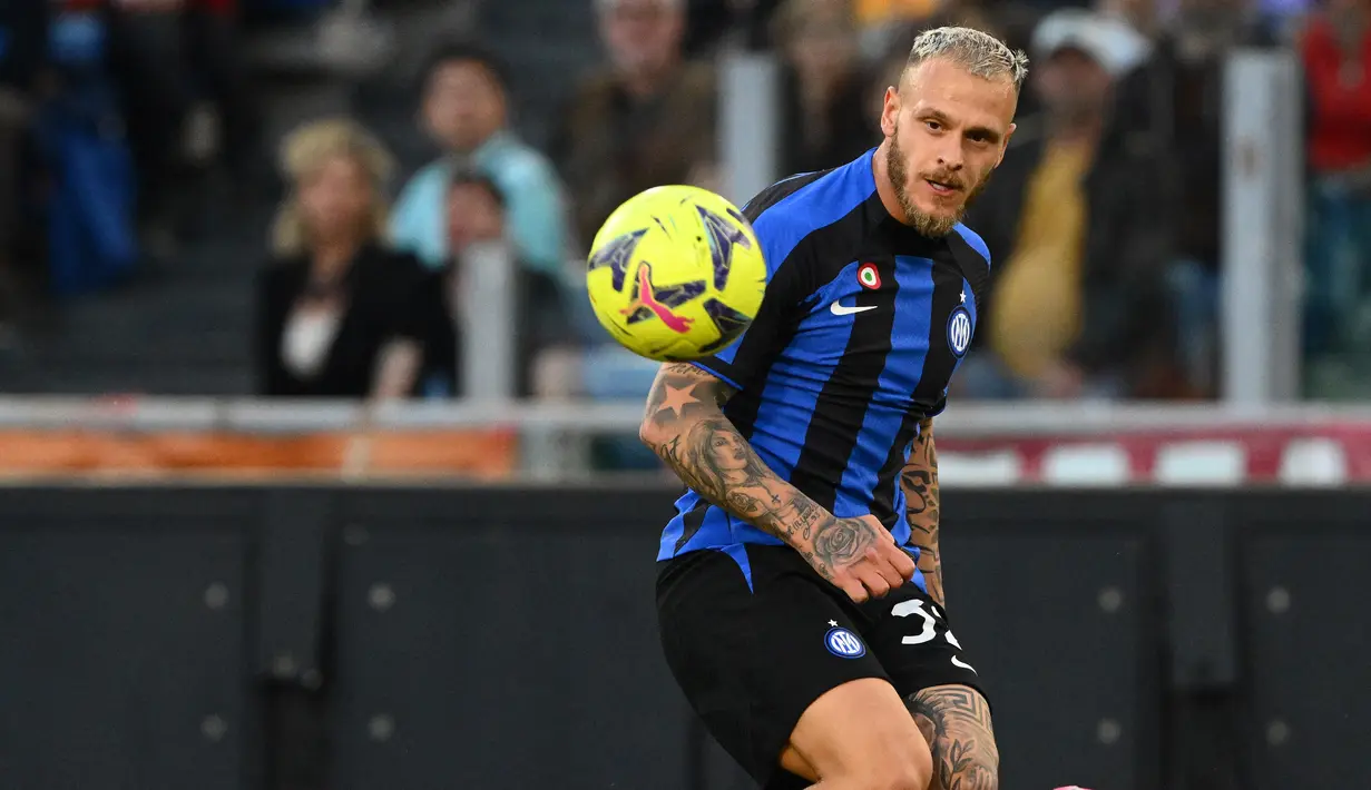 Federico Dimarco merupakan salah satu pemain yang menonjol di Liga Italia musim 2023/2024. Bersama Inter Milan dia telah bermain 16 kali dengan 2 gol dan empat assist. Bermain di posisi bek kiri, Dimarco merupakan salah satu pemain yang dibutuhkan sejumlah tim Liga Inggris untuk menambah daya serang. (AFP/Vicenzo Pinto)