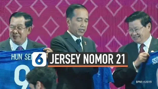 Presiden Republik Indonesia (RI), Joko Widodo (Jokowi) mendapat jersey bernomor punggung 21 dari FIFA. Itu terlihat dalam acara penandatanganan Nota Kesepahaman (MoU) antara ASEAN dan FIFA.