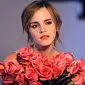 Emma Watson yang biasanya terlihat bersahaja mendadak berani dengan penampilannya di majalah fashion.
